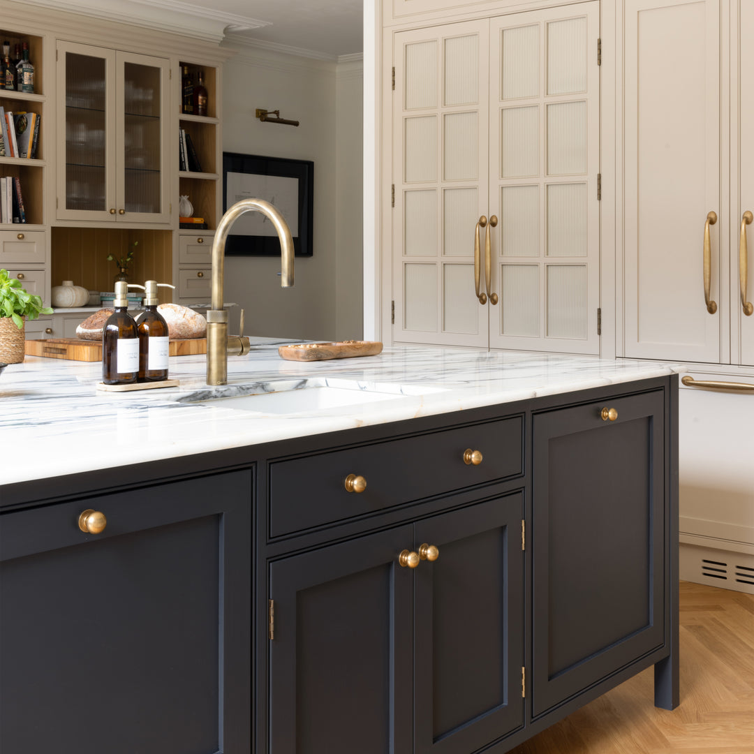 Project by Krantz Designs | Photography by Paul McCraig | Bakes Appliance Pulls and Cotswold Mushroom Cabinet Knobs shown in our aged brass (BEL) finish.