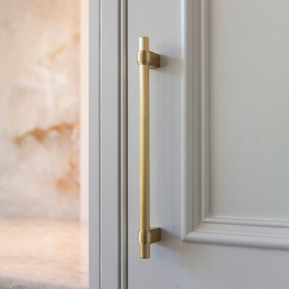 Design by Jonathan Williams Kitchens | Gaumont cabinet handle shown in our satin brass lacquered (SBL) finish.