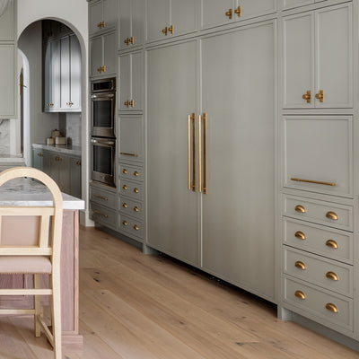 Project by Brooke Wagner Design | Photography by Mellon Studio | MIX Plain Appliance Pull Handle with Backplate, MIX Plain Cabinet Knob with Backplate, MIX Plain Cabinet Handle and Cotswold Cup Pull shown in our aged brass (BEL) finish.