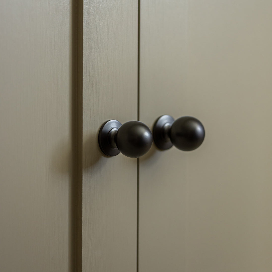 Design by Rachael Somerville Interiors. Photography by Handover Agency. Product photographed in our dark bronze (DBZ) finish. 
